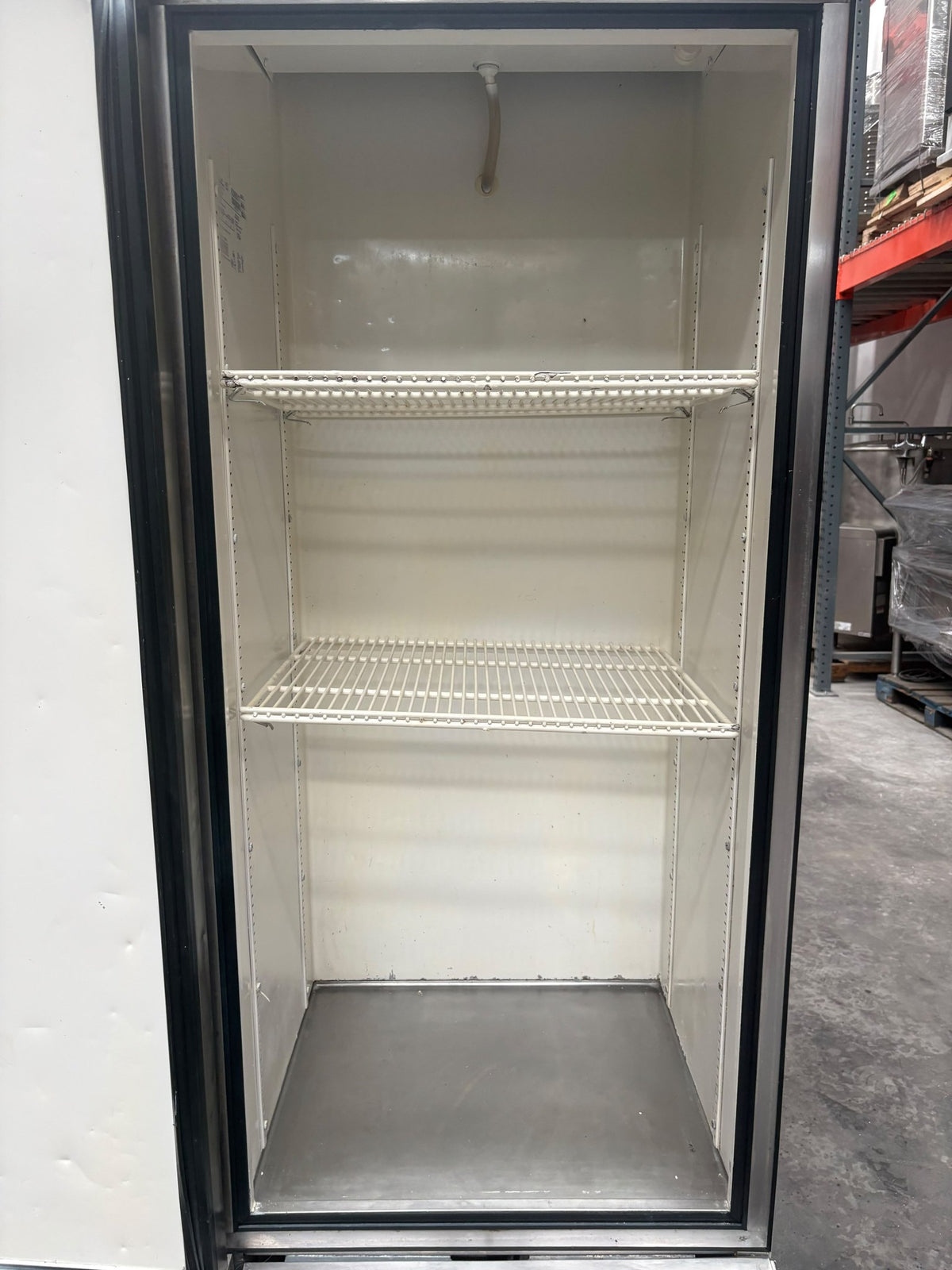 Refrigerador True T-19 reacondicionado - interior con parrillas