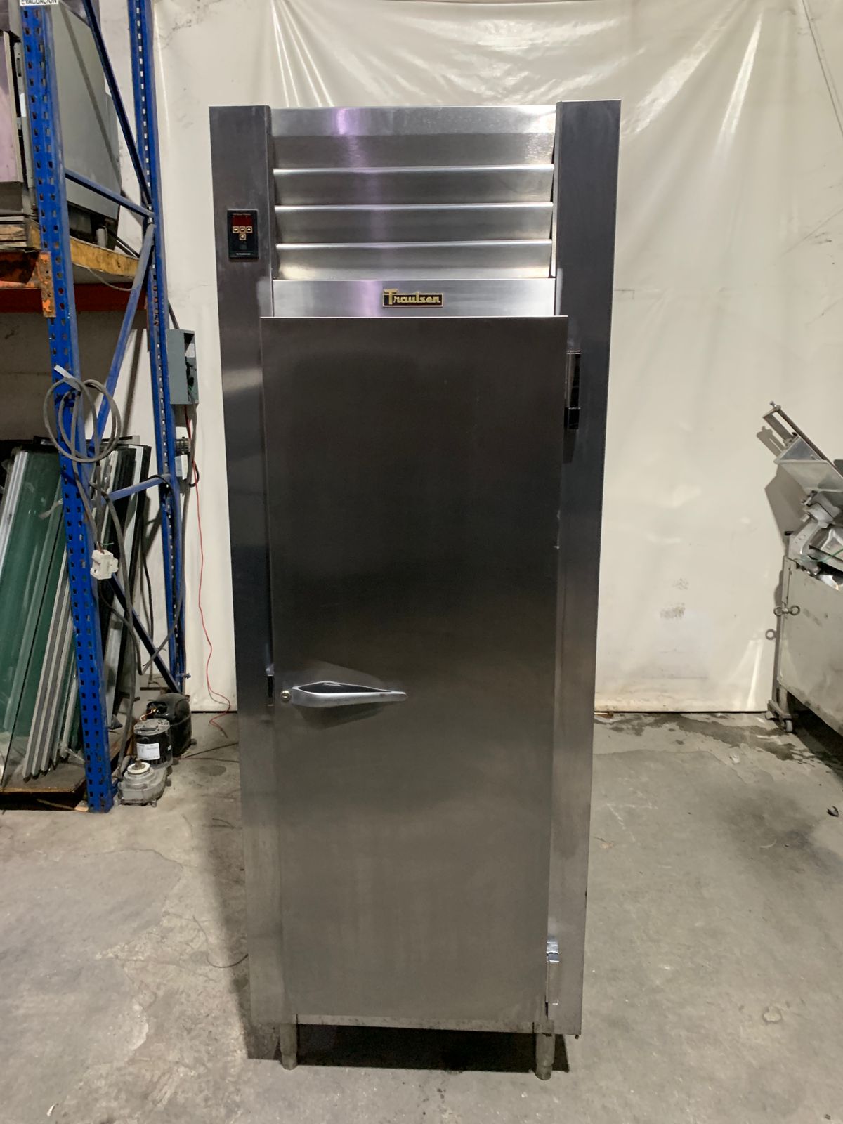 Refrigerador de paso Traulsen RHT132WPUT-FHS (Seminuevo)