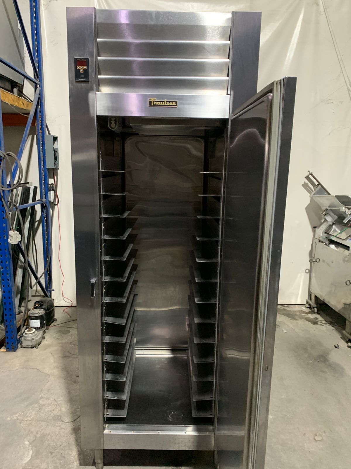 Refrigerador de paso Traulsen RHT132WPUT-FHS (Seminuevo)