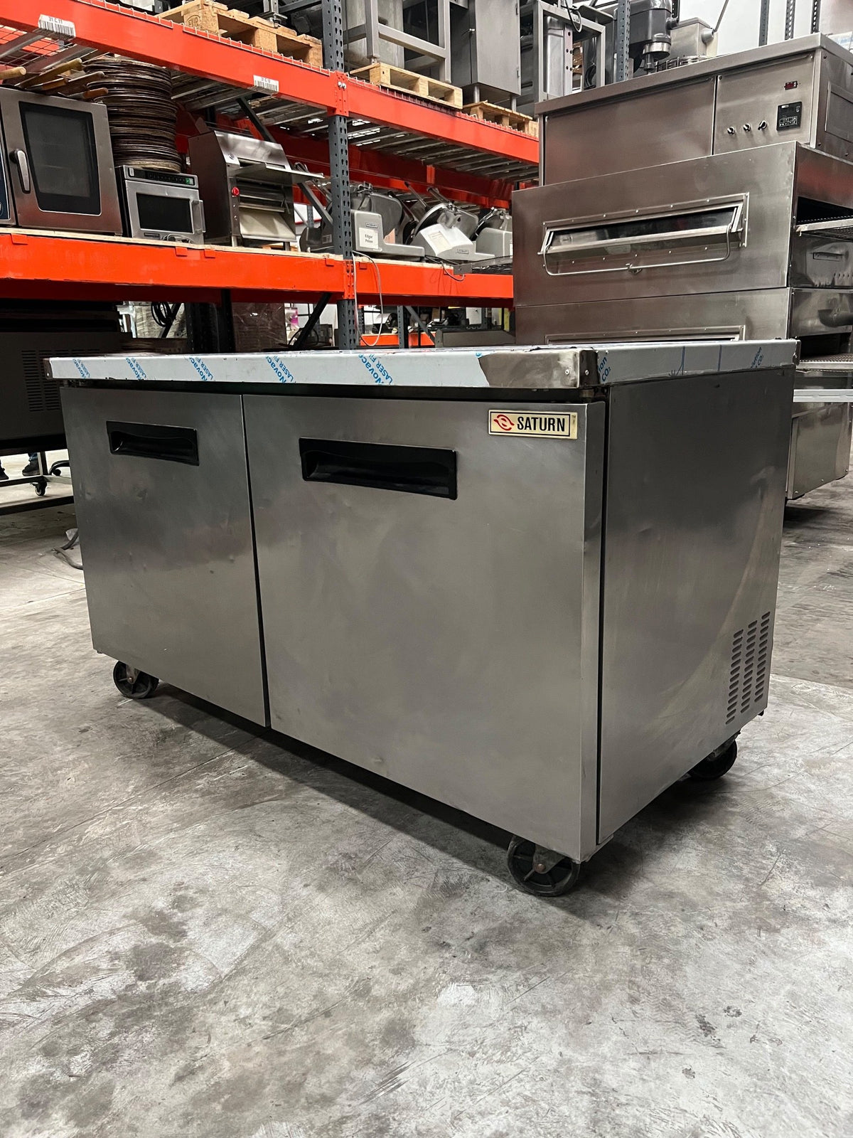 Mesa Refrigerada 2 Puertas Saturn USC-66 (Reacondicionado) · vista de tres cuartos derecha