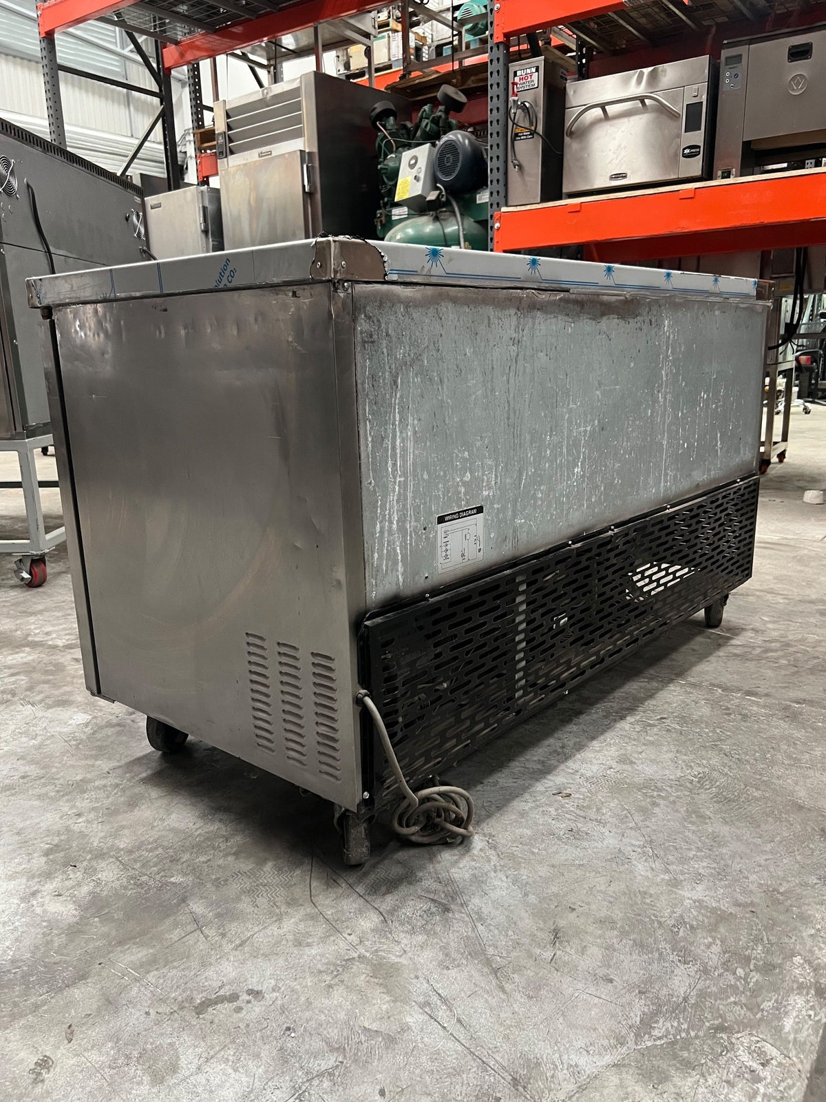 Mesa Refrigerada 2 Puertas Saturn USC-66 (Reacondicionado) · parte trasera de tres cuartos