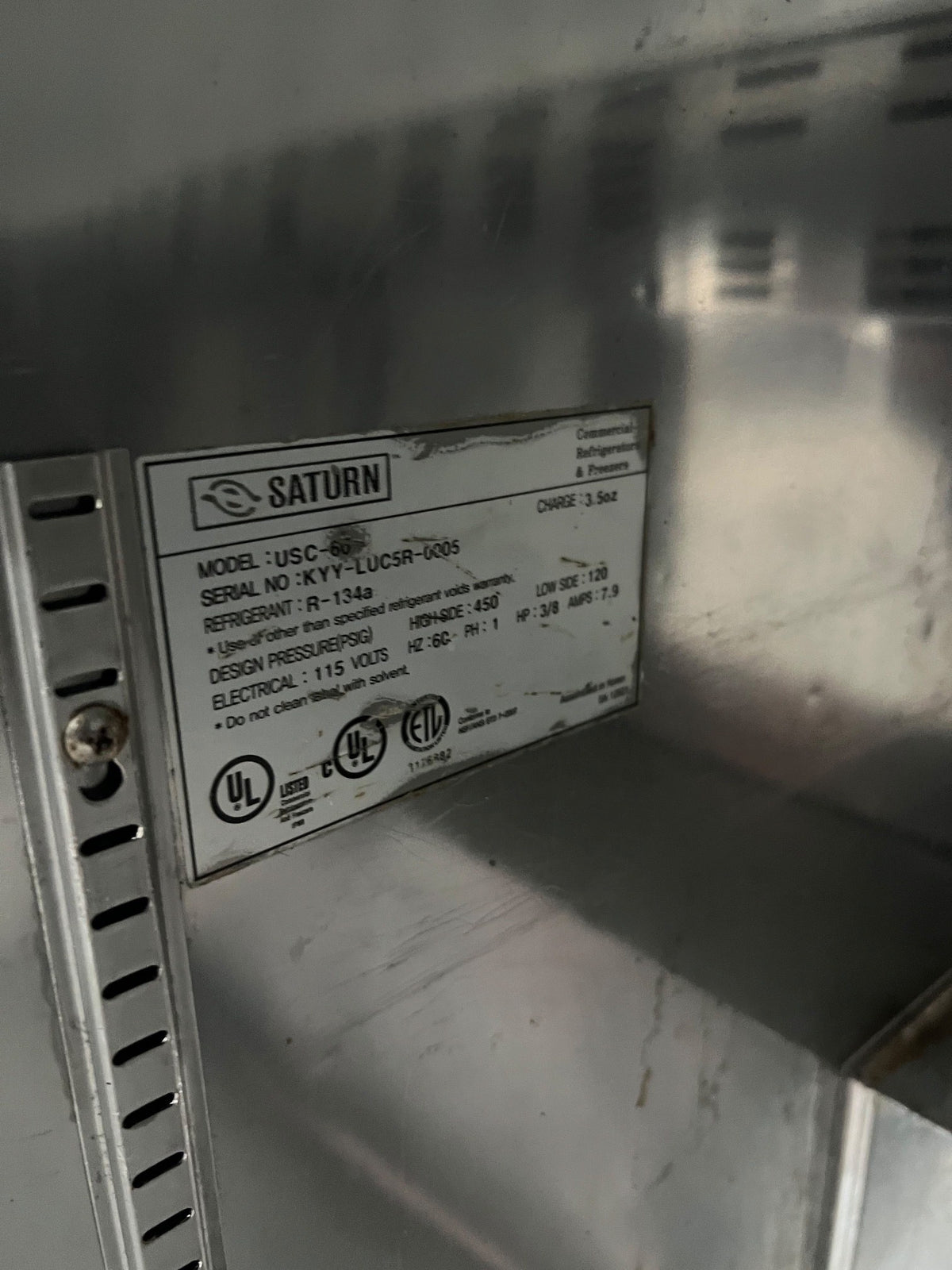 Mesa Refrigerada 2 Puertas Saturn USC-66 (Reacondicionado) · placa