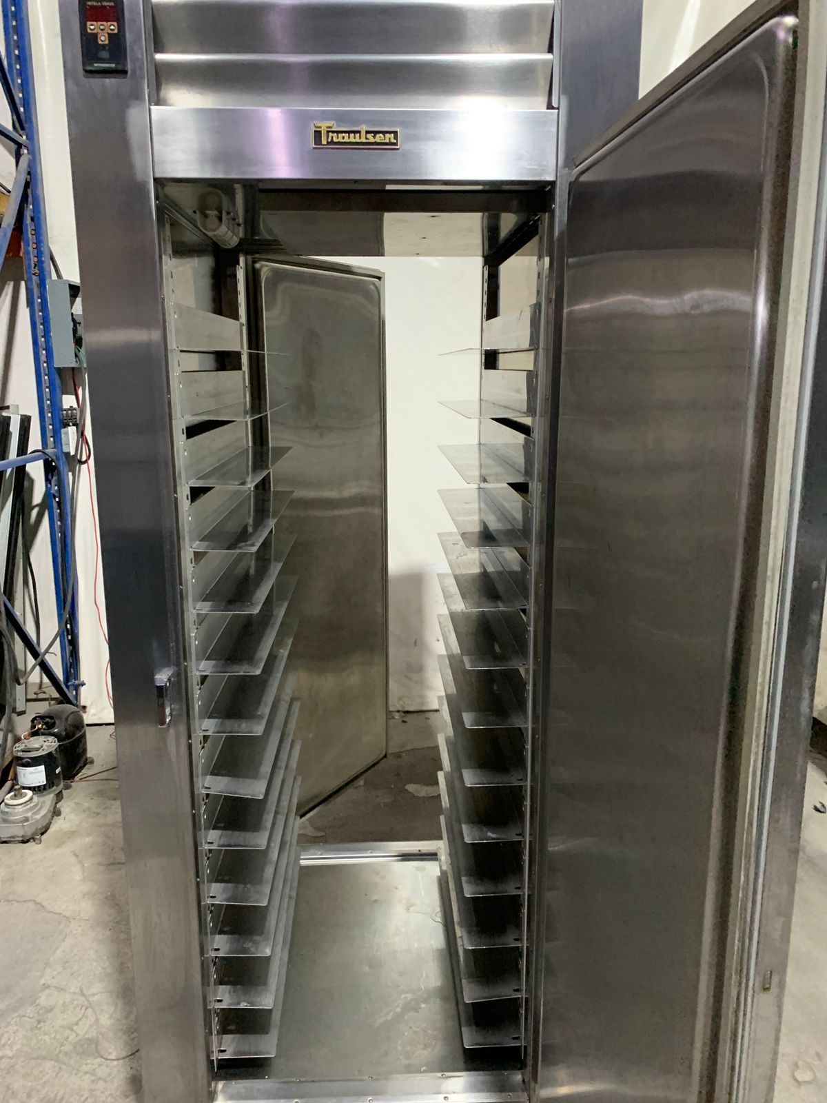 Refrigerador de paso Traulsen RHT132WPUT-FHS (Seminuevo)