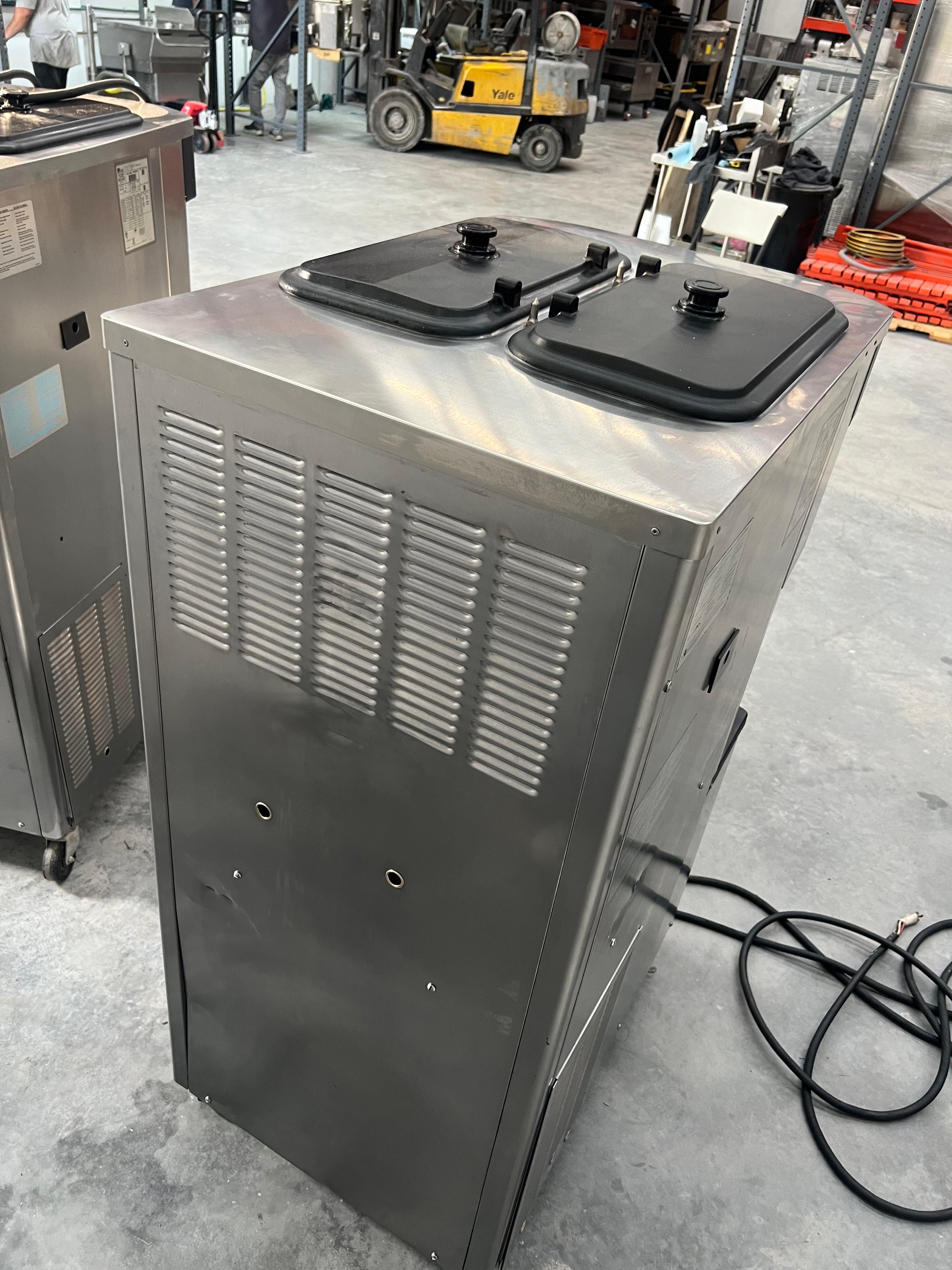 Máquina de Helado Taylor C712 (trifásica) (con bombas) (Reacondicionado)