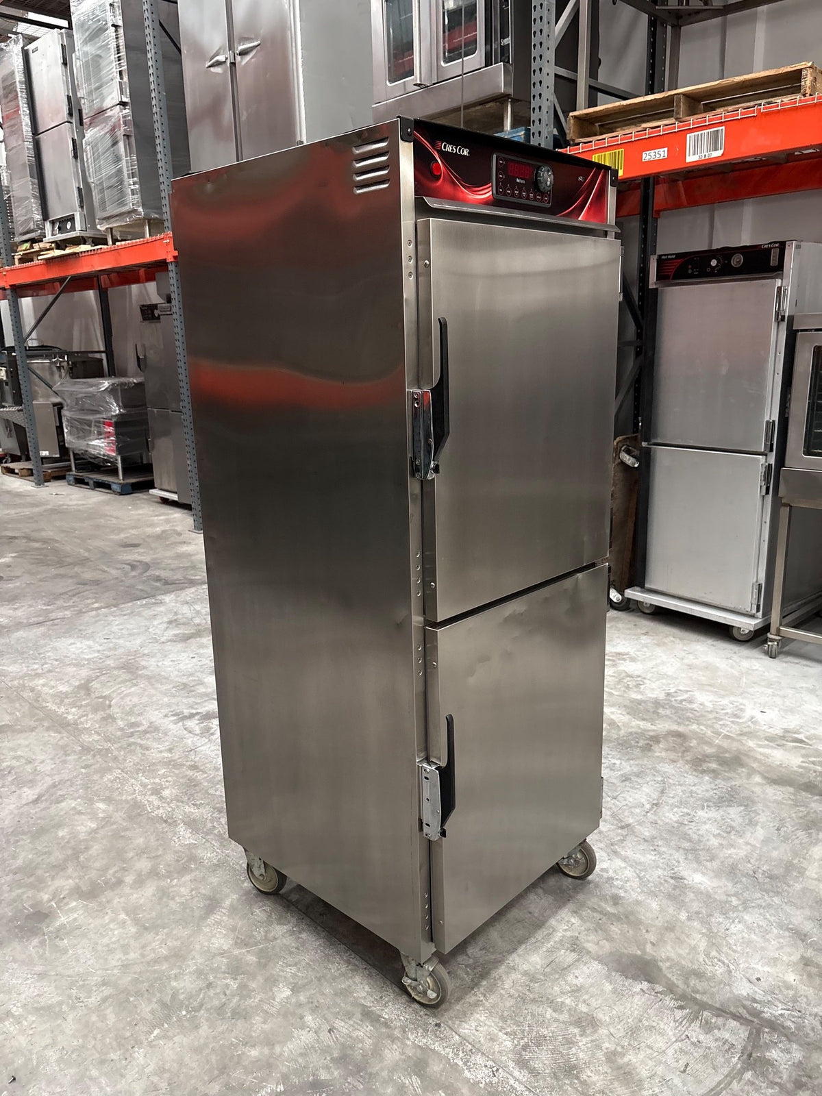Gabinete Caliente 18 Charolas Cres Cor QuikTherm RO151FUA18D8K (Seminuevo) · vista de tres cuartos izquierda
