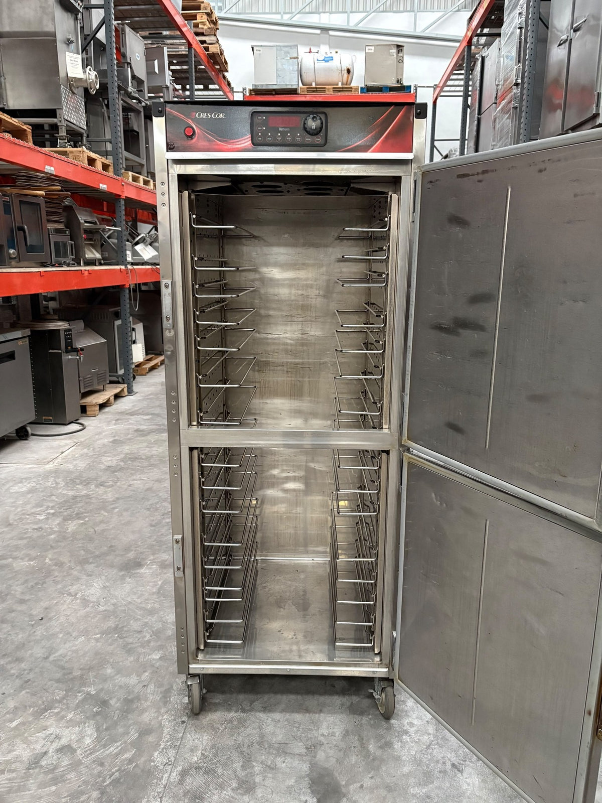 Gabinete Caliente 18 Charolas Cres Cor QuikTherm RO151FUA18D8K (Seminuevo) · interior con guías