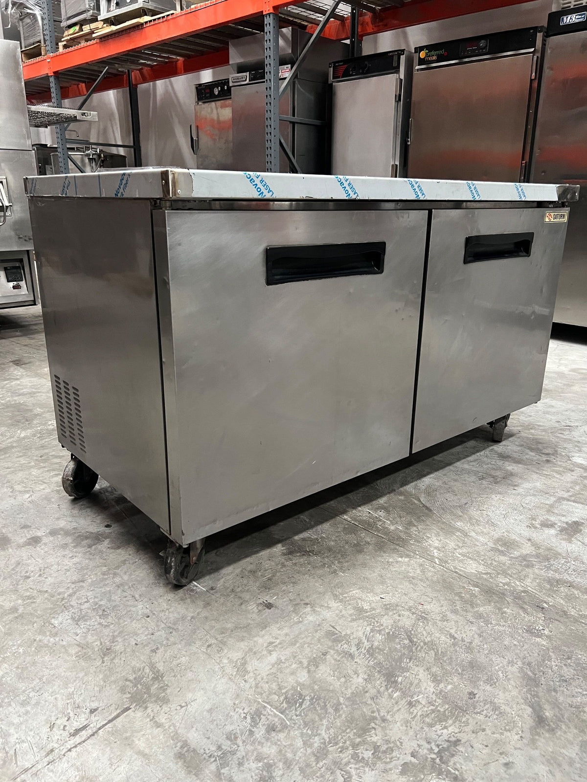 Mesa Refrigerada 2 Puertas Saturn USC-66 (Reacondicionado) · vista de tres cuartos izquierda